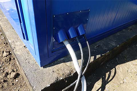 Люк ввода внешних кабелей